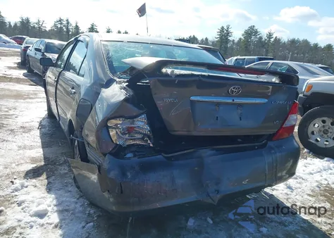 2004 Toyota Camry Le V6 z USA, uszkodzony, nr VIN 4T1BF32K44U575476